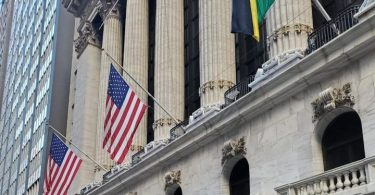 Jamaican Flag Flown at New York Stock Exchange as Tribute to Island’s Stock Exchange Performance