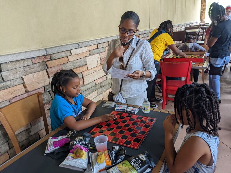 Escuche: Los padres sumergen a sus hijos en la cultura caribeña en el Island Space Caribbean Museum en el sur de Florida 